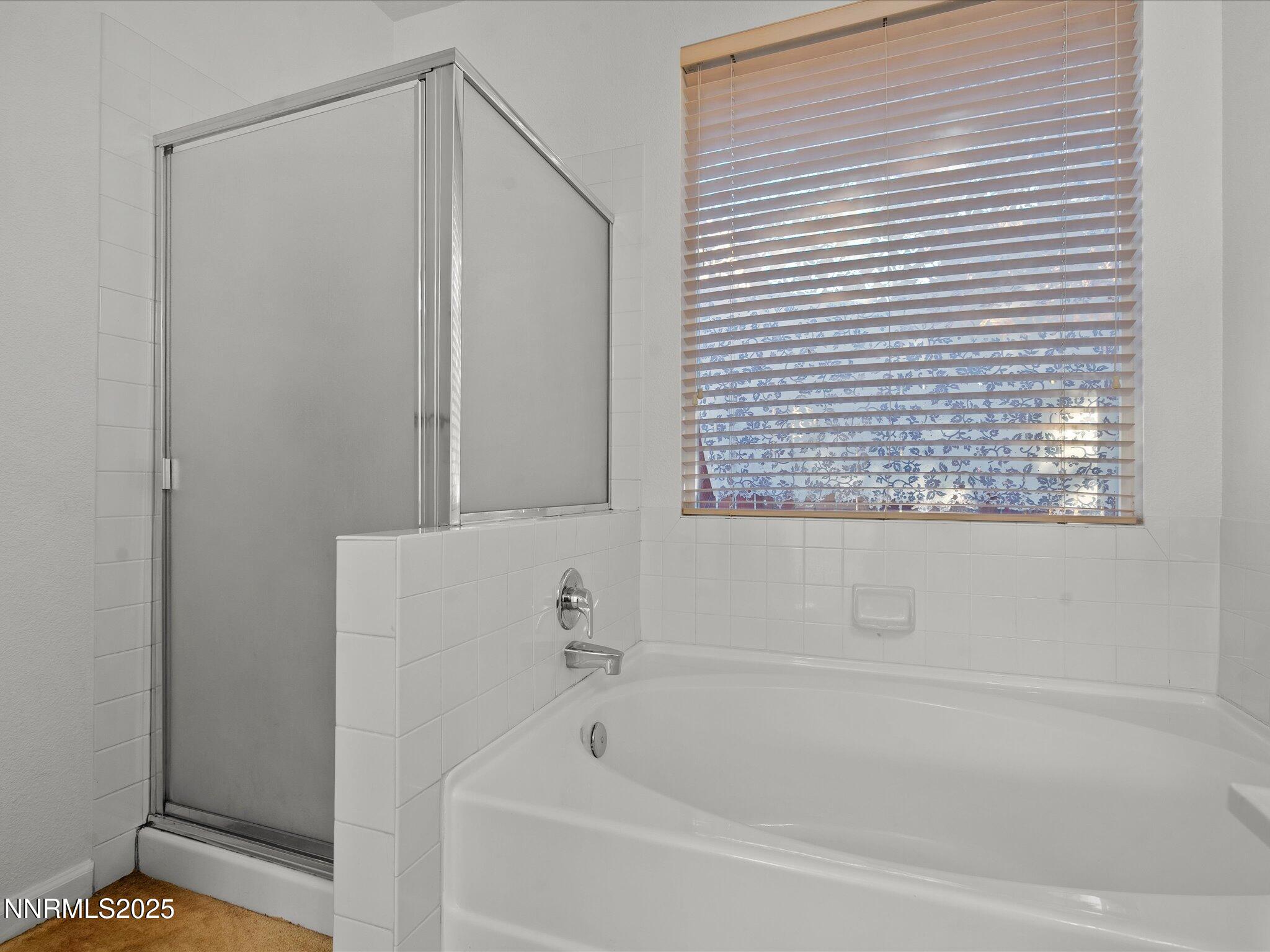 805 Sauvignon Drive Reno, NV 89506 - Photo 25 of 56 a bathroom with a bathtub