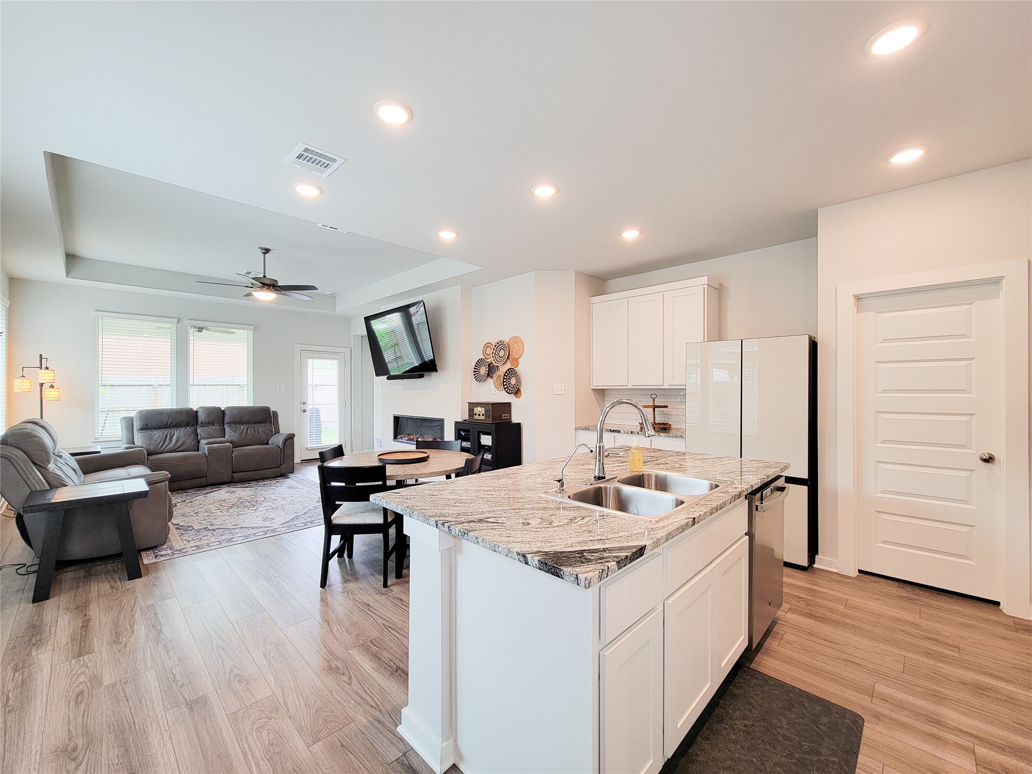 2818 Bluebonnet Ridge Drive Conroe, TX 77304 - Photo 2 of 42 a living room with furniture and kitchen view