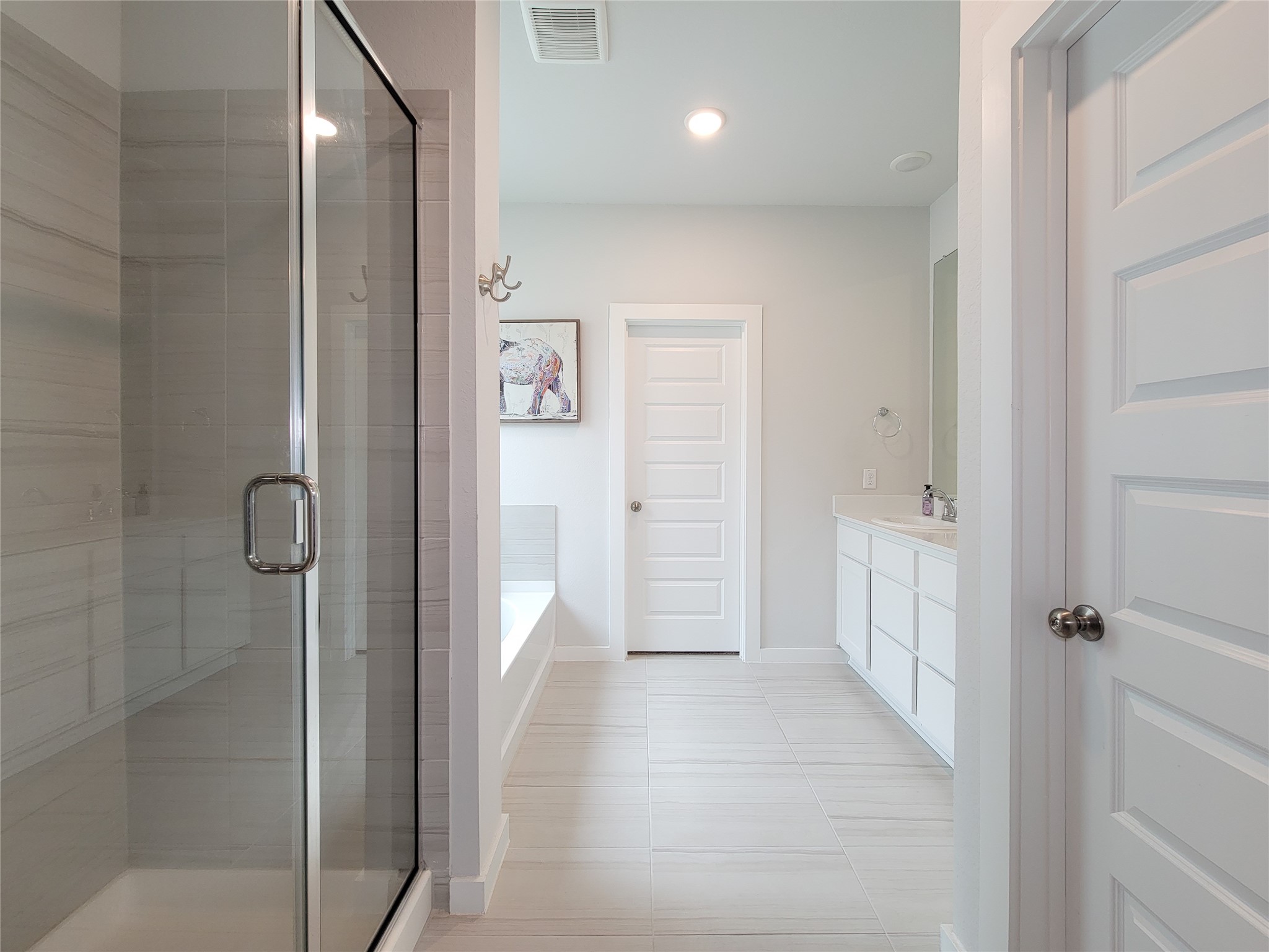 2818 Bluebonnet Ridge Drive Conroe, TX 77304 - Photo 26 of 42 a view of a hallway with a elevator
