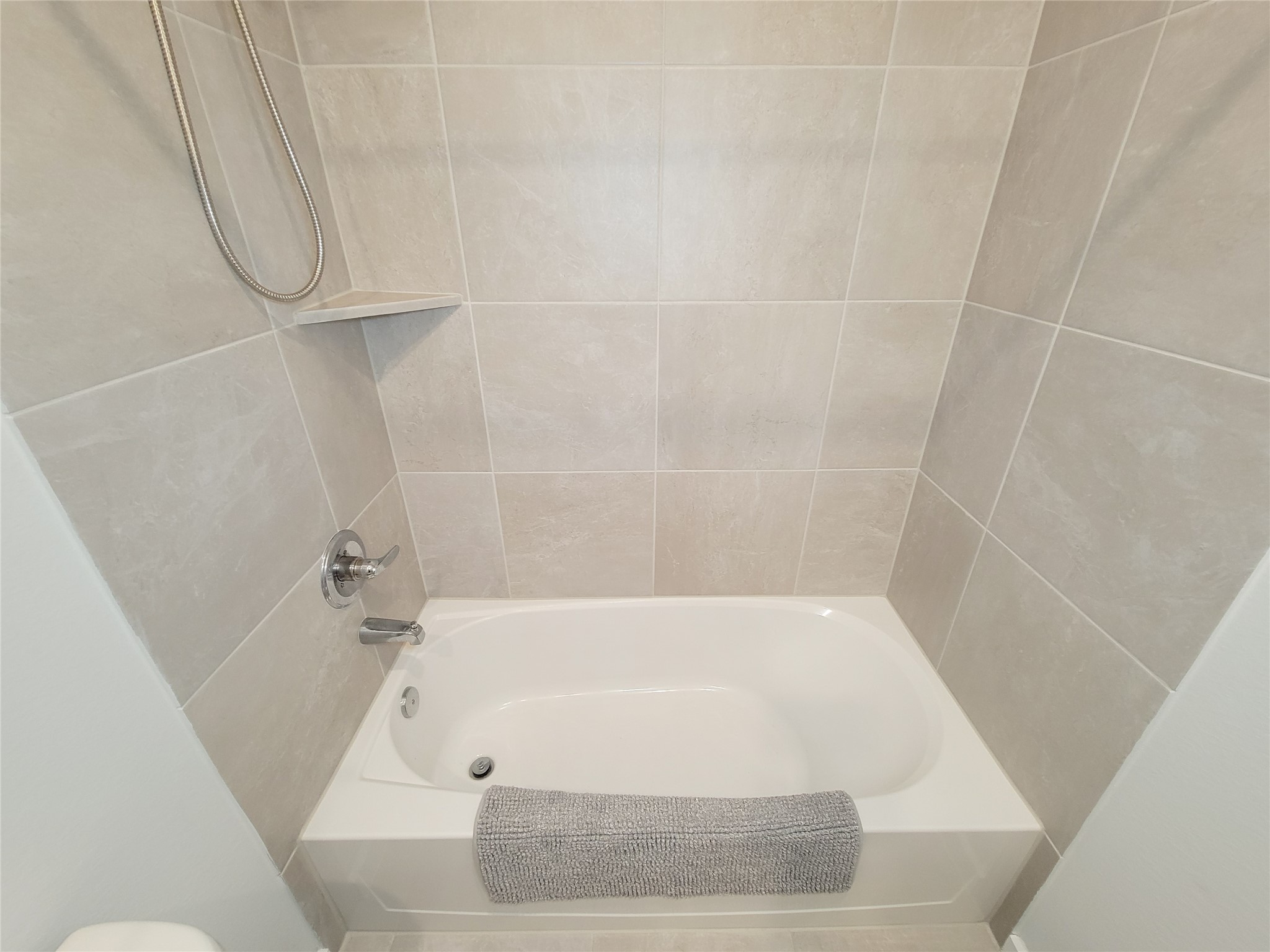 2818 Bluebonnet Ridge Drive Conroe, TX 77304 - Photo 32 of 42 a bathroom with a bathtub