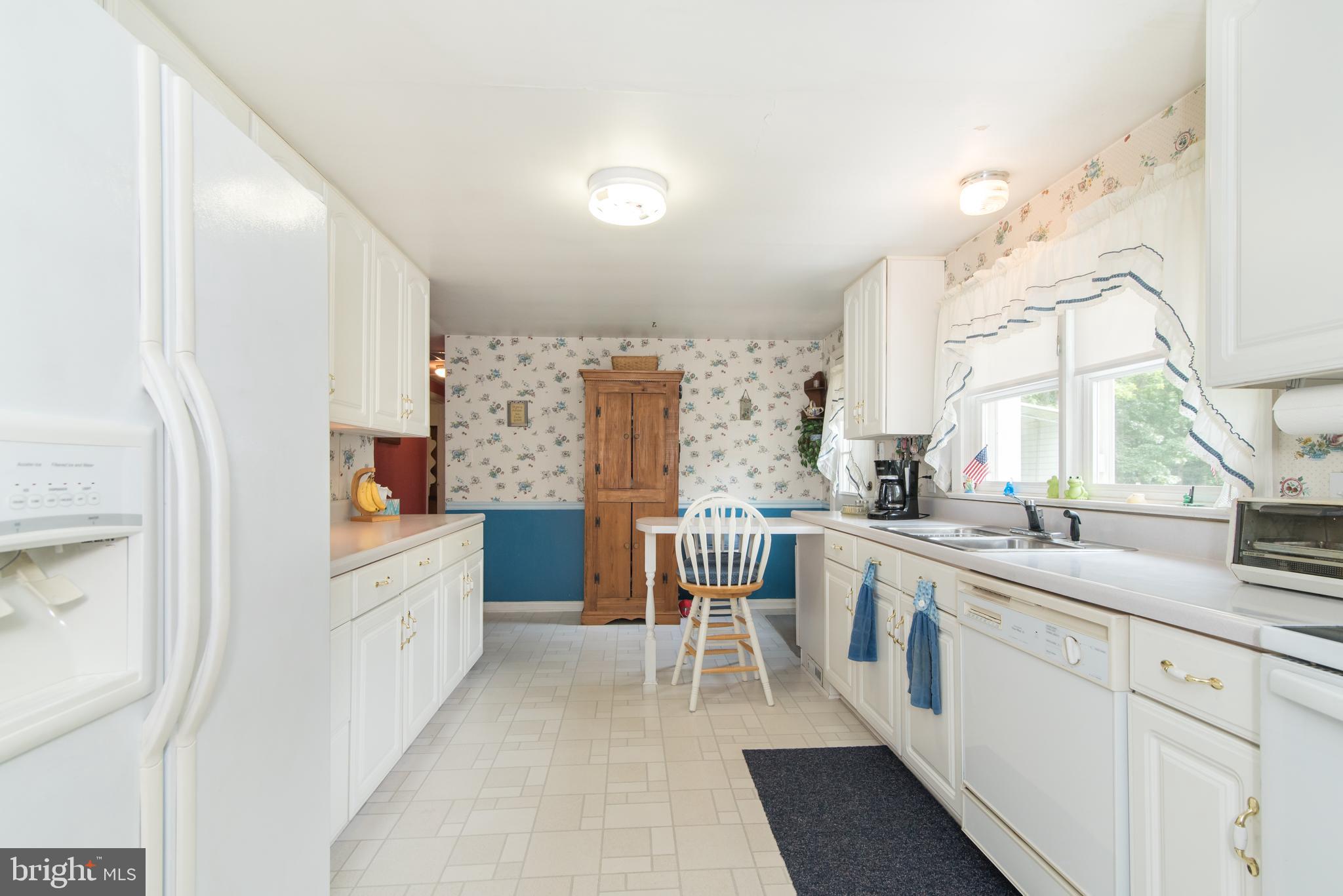1289 Frogtown Road Bluemont, VA 20135 - Photo 3 of 30 Gallery Kitchen with breakfast nook & pantry