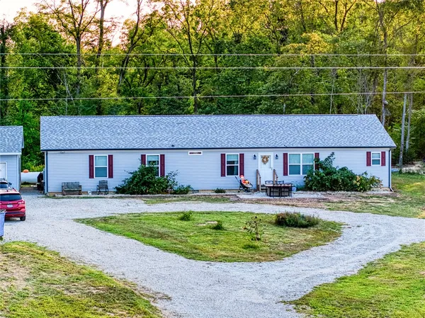 $375,000 | 18370 East Terre Haute Road, Paris, IL 61944