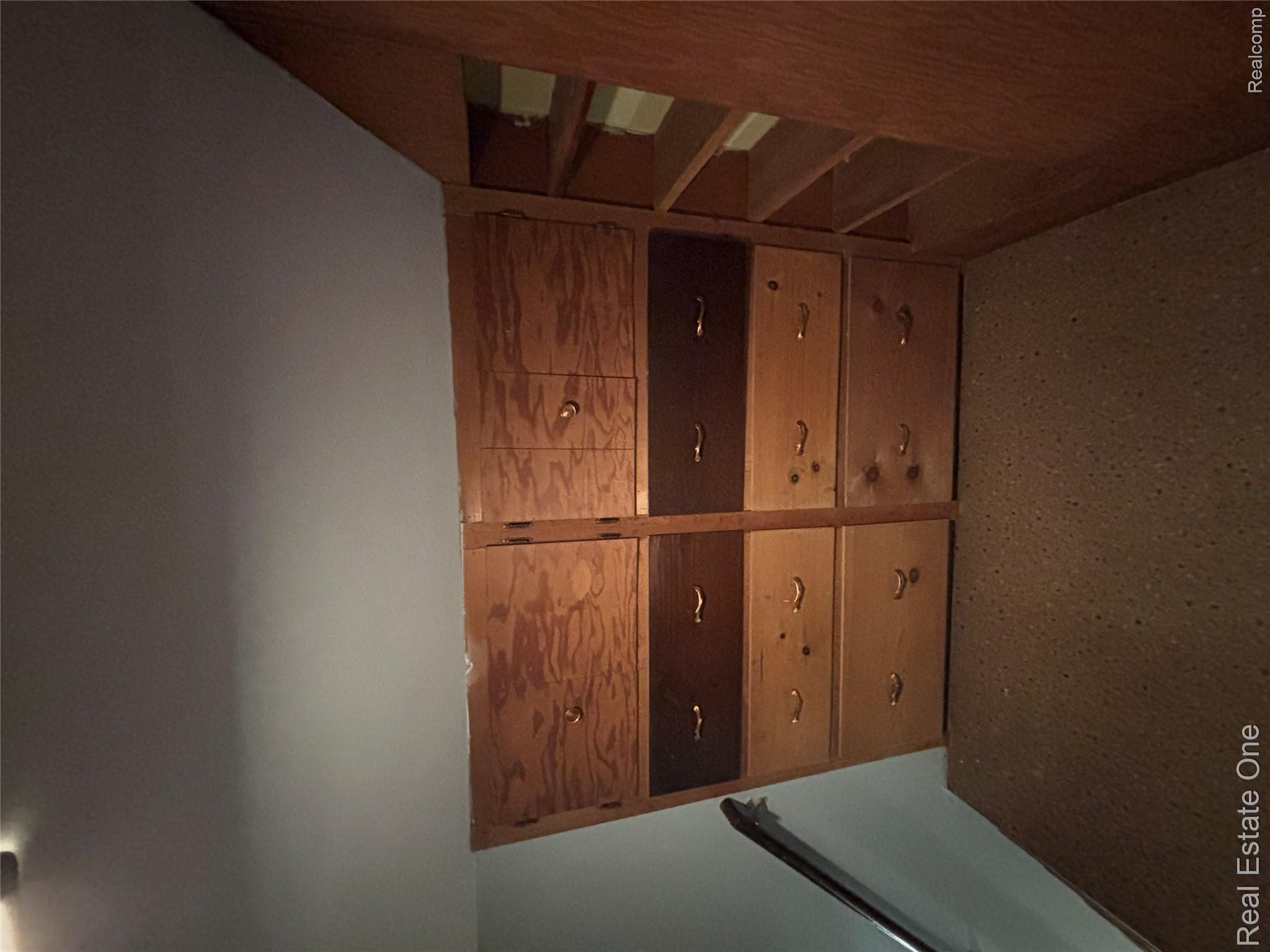 109 West Kennett Road Pontiac, MI 48340 - Photo 19 of 33 Bungalow Dressers
