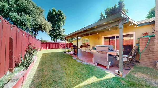 a view of a house with a backyard and a tub