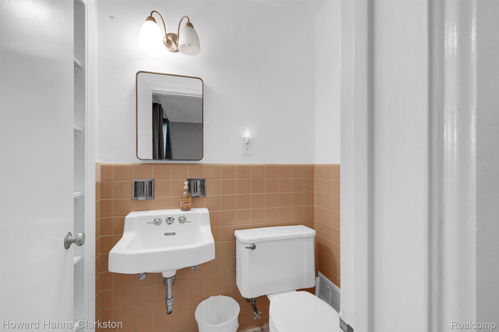 813 Harcourt Road Grosse Pointe, MI 48230 - Photo 19 of 40 Primary 1/2 bath.