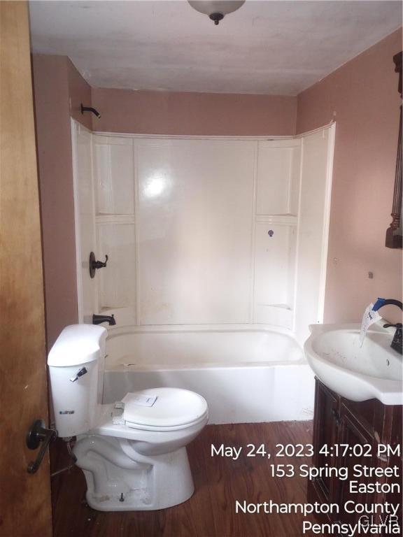 160 Spring Street Easton, PA 18042 - Photo 18 of 35 a bathroom with a toilet a sink and bathtub