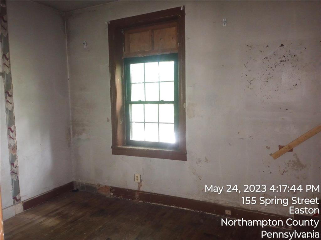 160 Spring Street Easton, PA 18042 - Photo 32 of 35 an empty room with a window