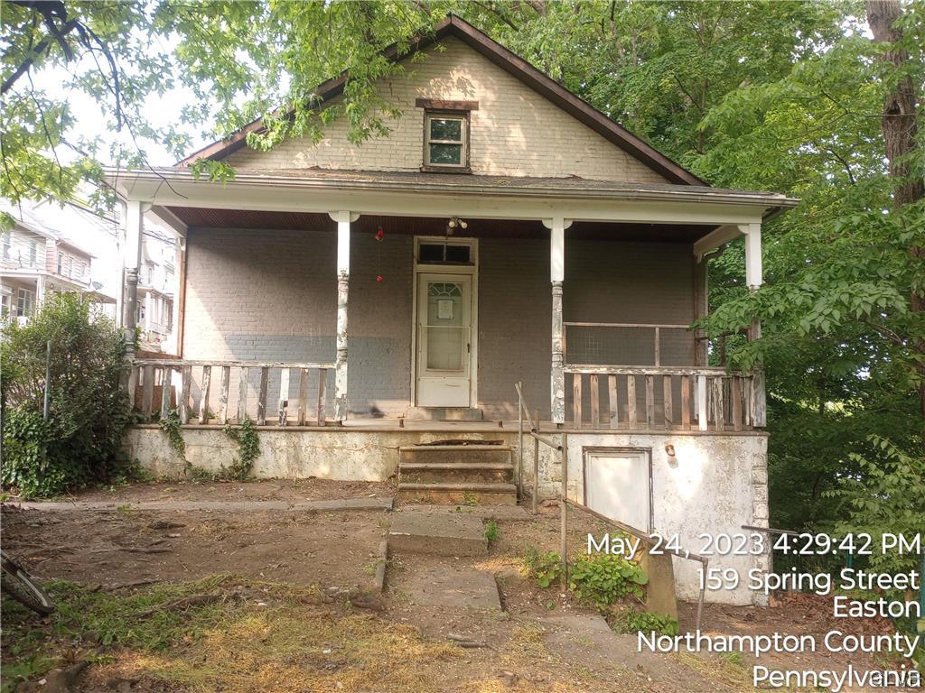 160 Spring Street Easton, PA 18042 - Photo 4 of 35 a front view of a house with a yard
