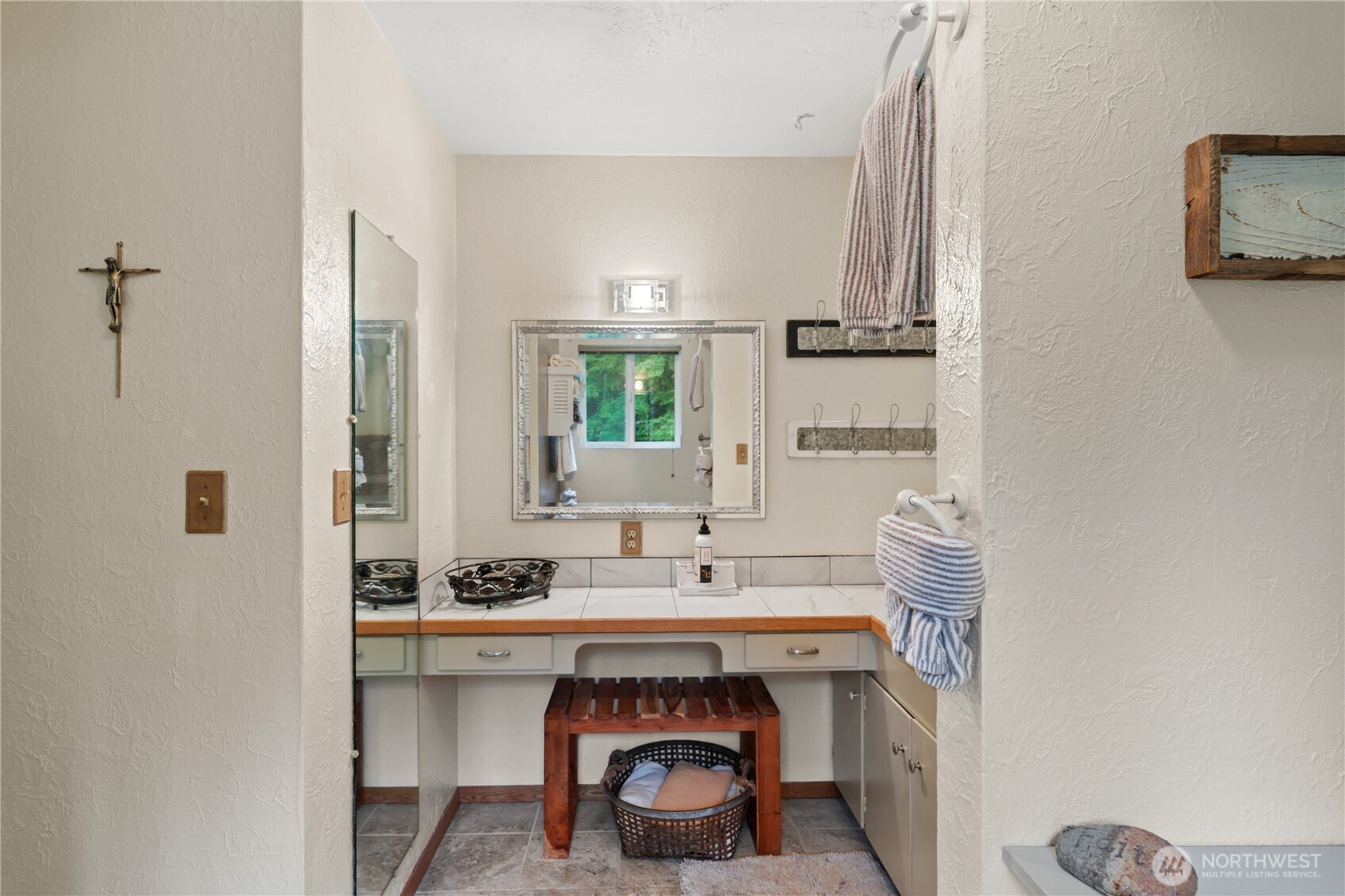 245 Joe Rocky Road Raymond, WA 98577 - Photo 16 of 40 a bathroom with a sink and a mirror