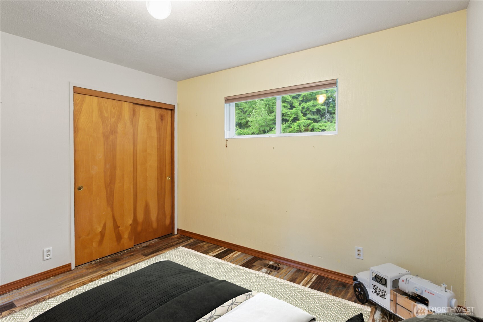 245 Joe Rocky Road Raymond, WA 98577 - Photo 23 of 40 a bathroom with a window