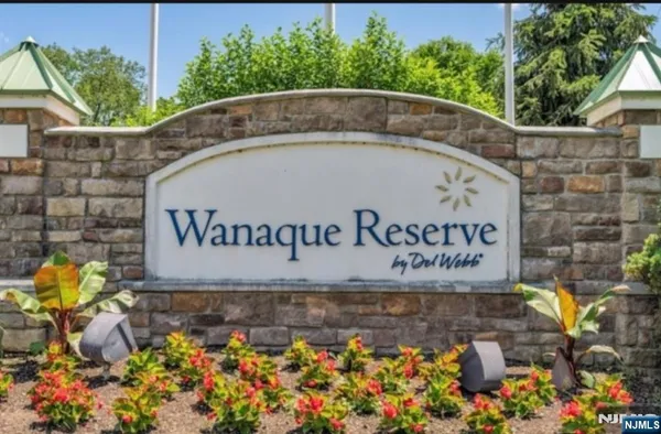 a tennis court that has tennis net