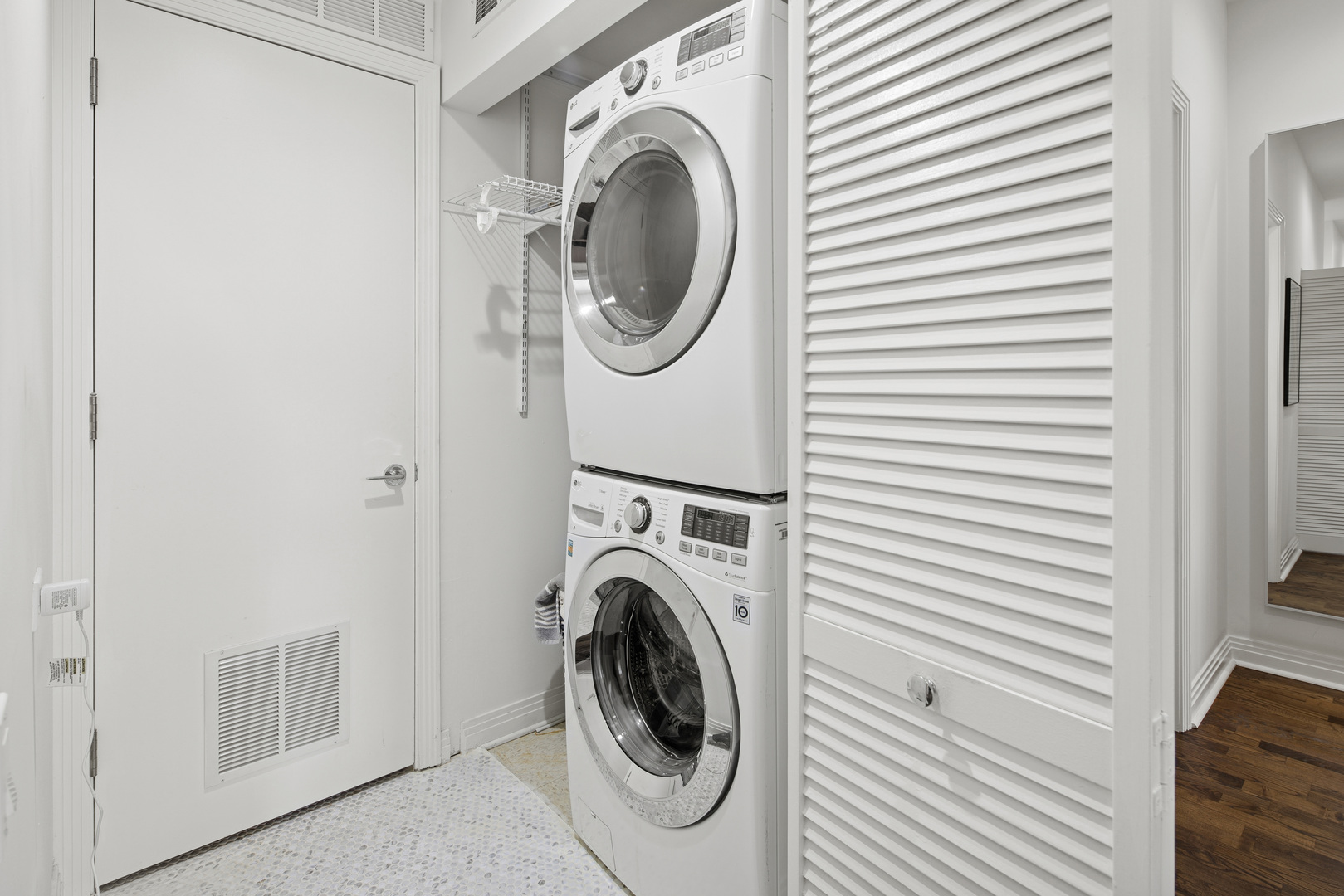 560 West Fulton Street, Unit 503 Chicago, IL 60661 - Photo 24 of 25 a utility room with dryer and washer