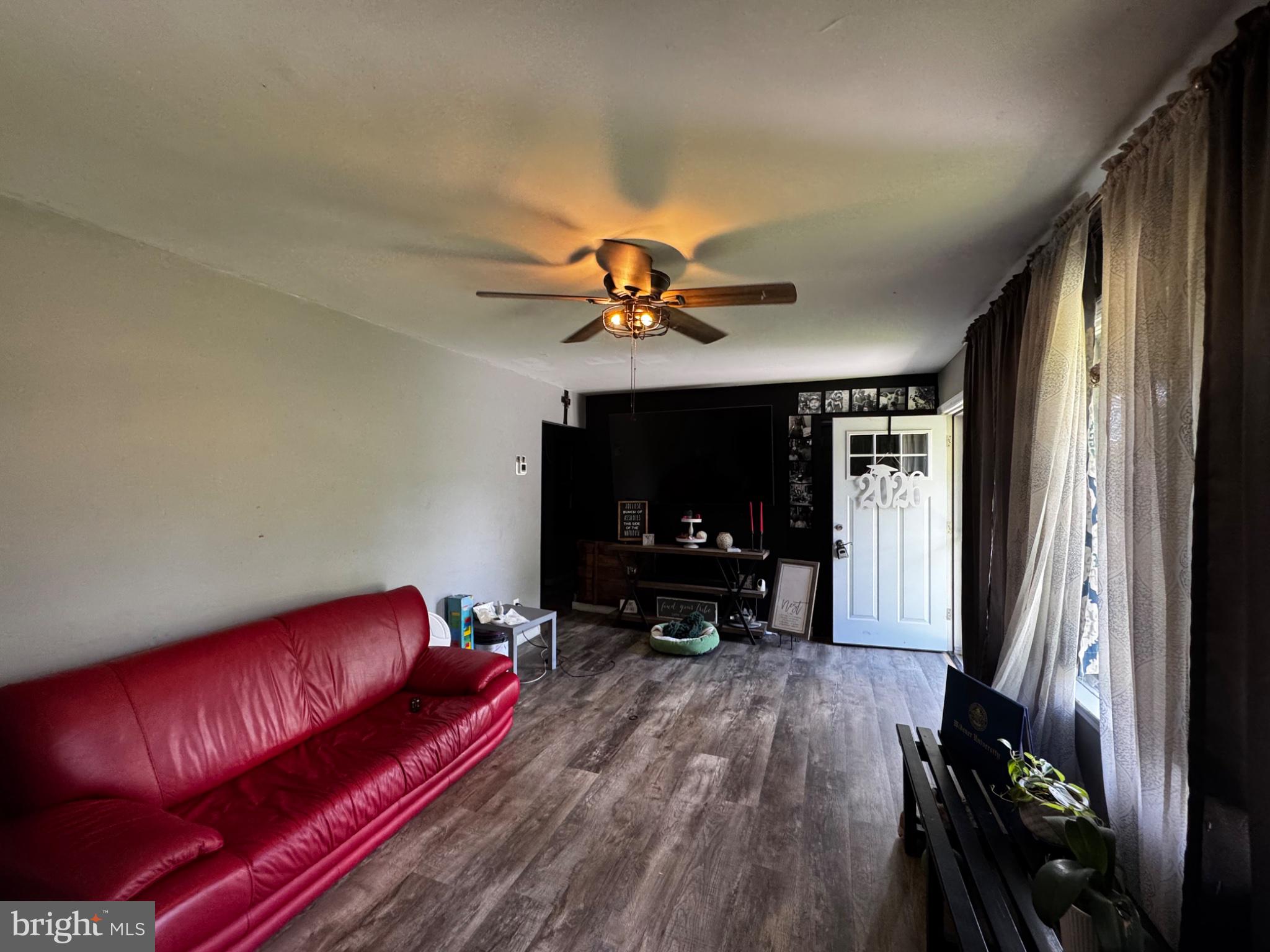 54 Warwick Road Stratford, NJ 08084 - Photo 10 of 20 Bright and inviting living space.