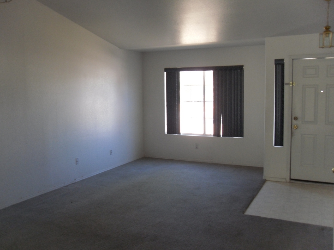 1431 East Carson Road Phoenix, AZ 85042 - Photo 3 of 25 an empty room with windows