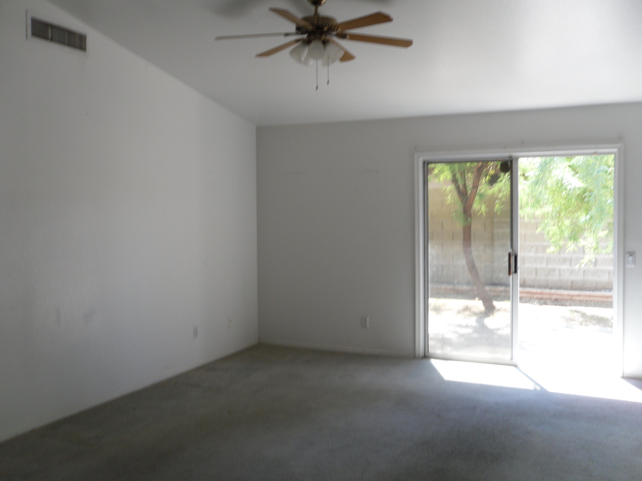 1431 East Carson Road Phoenix, AZ 85042 - Photo 5 of 25 an empty room with a window