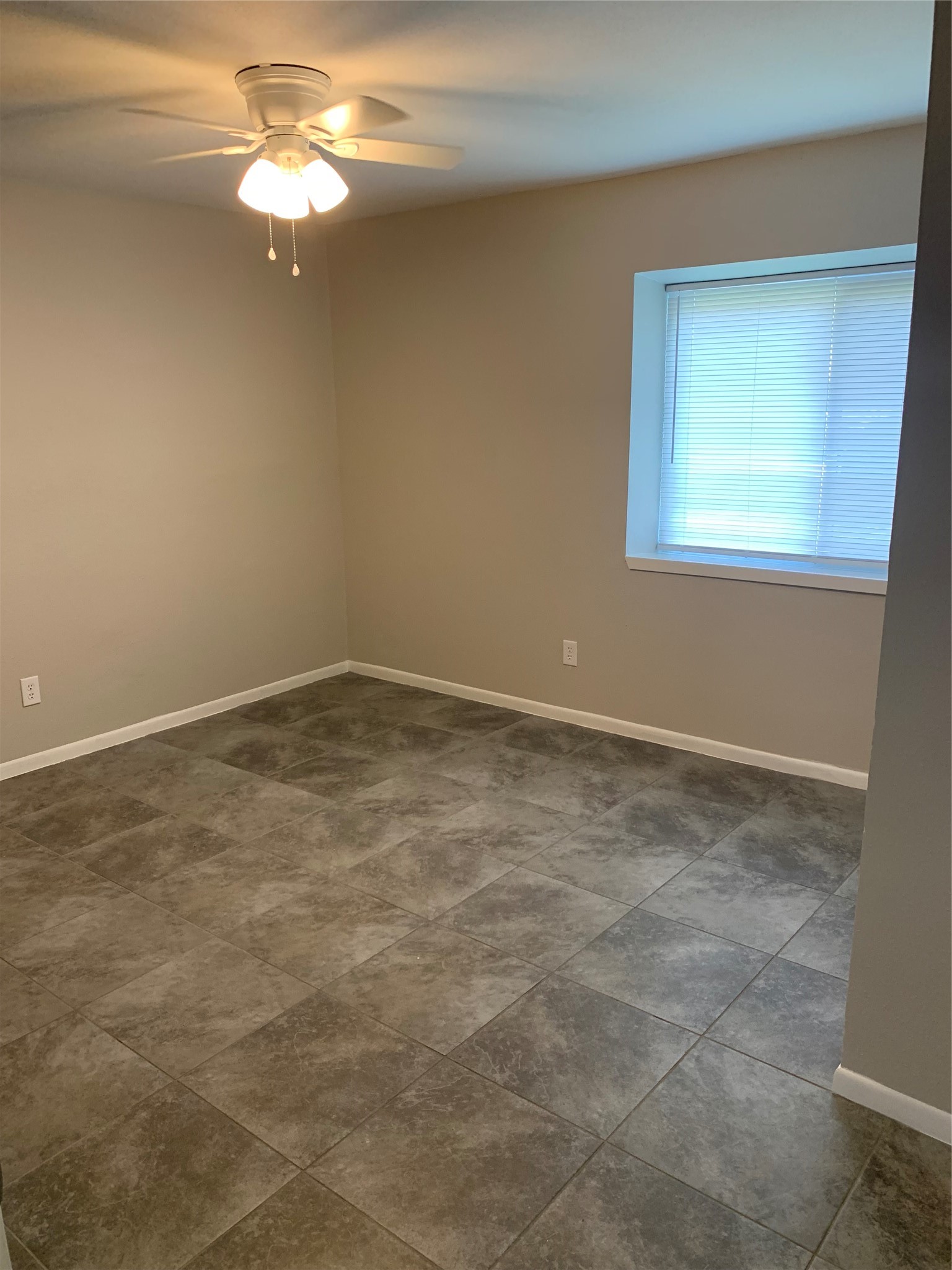 1110 East Rutgers Lane Deer Park, TX 77536 - Photo 11 of 19 Second bedroom to the right with a box window