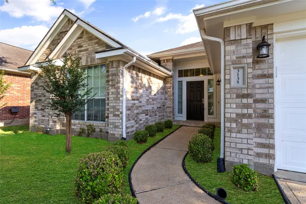 $2,275 | 3135 Stratford Bend Drive, Sugar Land, TX 77498