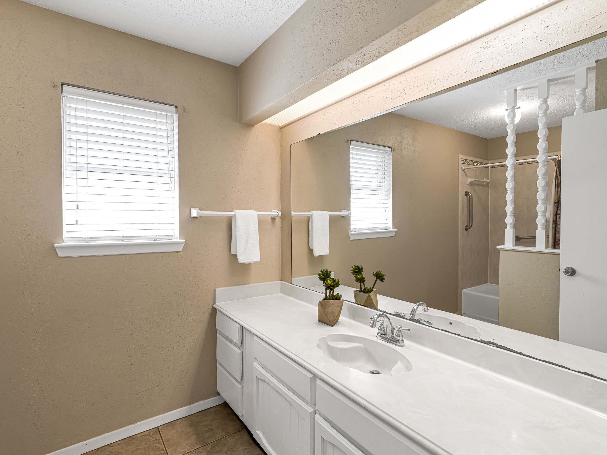 6230 Sunnygate Drive Spring, TX 77373 - Photo 23 of 33 Hall bath is generously sized to service the two secondary bedrooms.