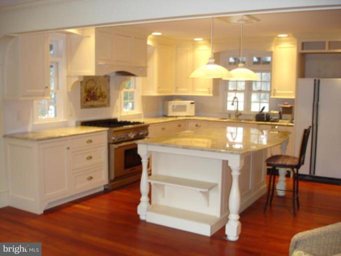 1583 St Margarets Road Annapolis, MD 21409 - Photo 9 of 21 Handcrafted Cabinets and Island