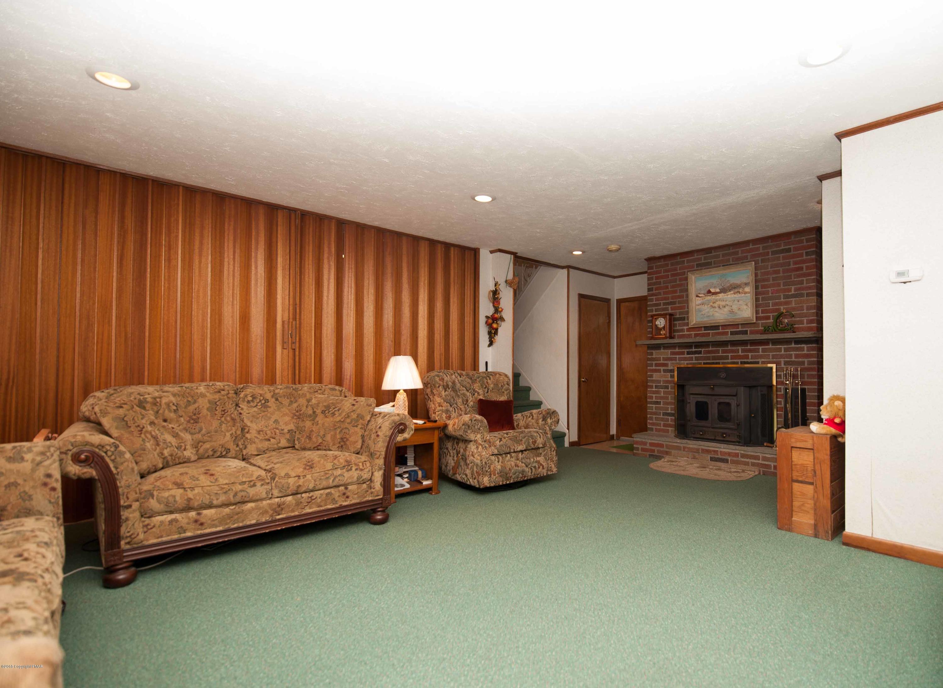 1640 Quentin Road Stroudsburg, PA 18360 - Photo 4 of 42 family room