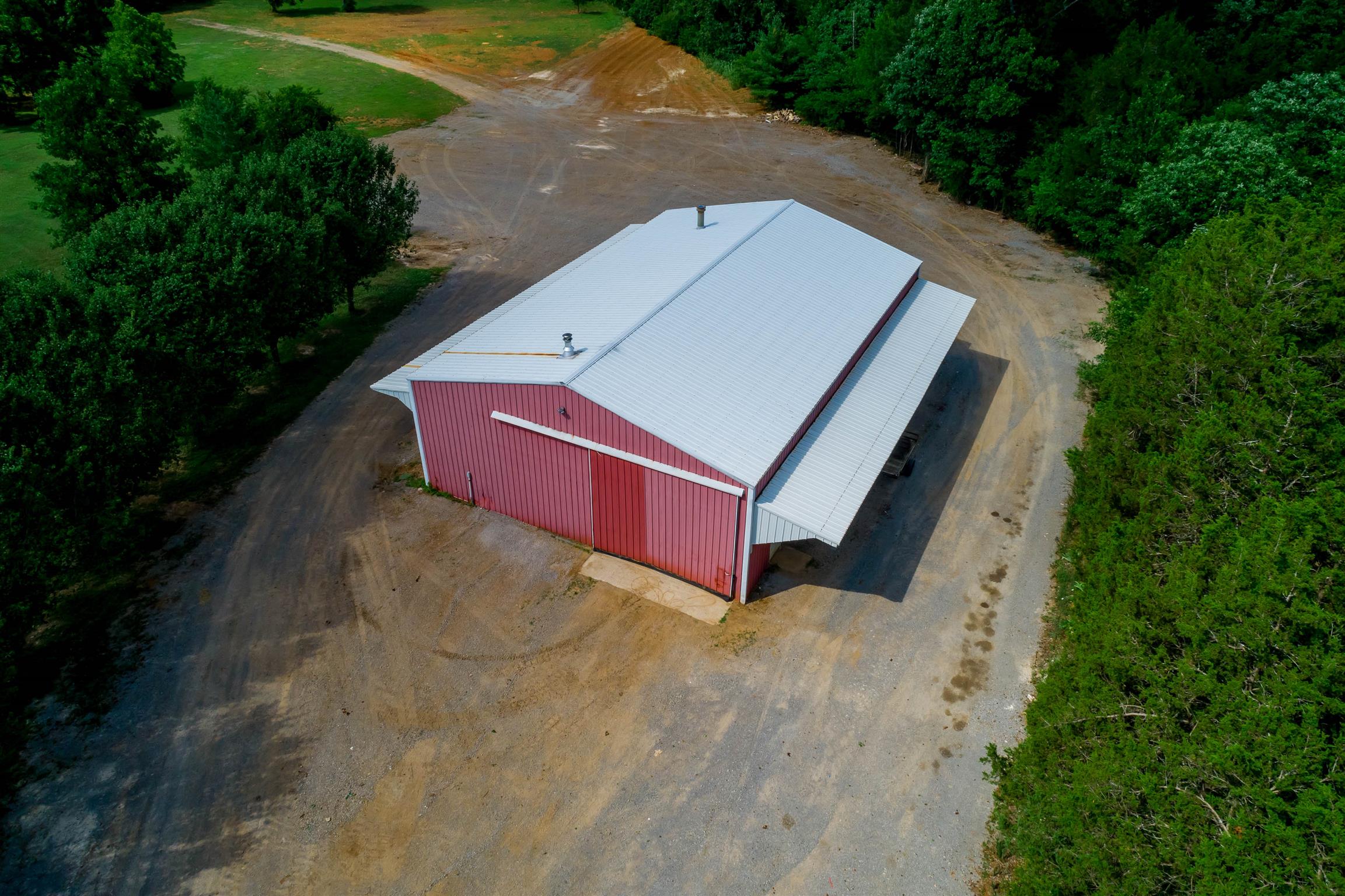 3411 East Compton Road Murfreesboro, TN 37130 - Photo 5 of 30 60x40 Work barn (2400 Sqft) Fiber optics, water, concrete floor, Air conditioned office and restroom