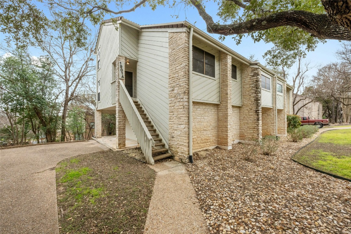 a view of a house with a yard