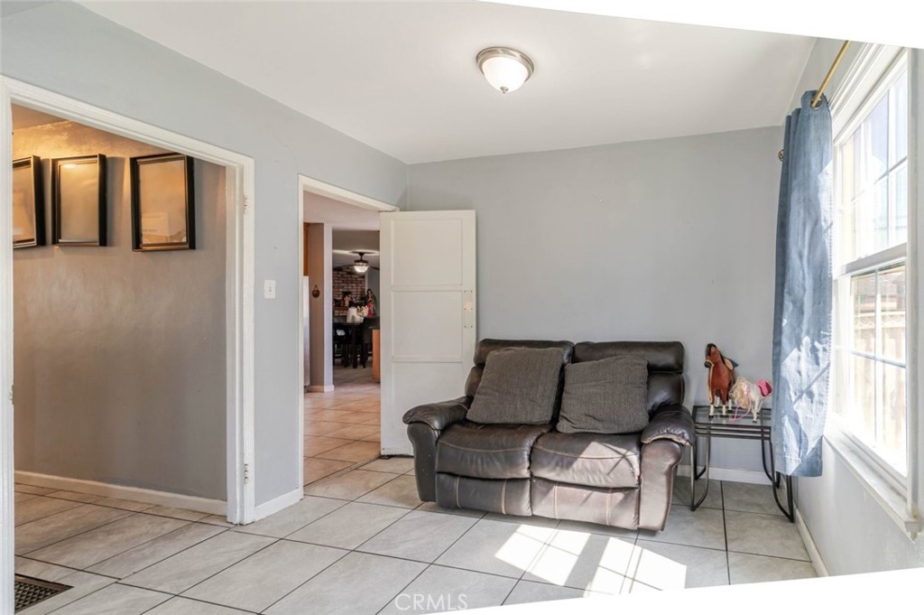 969 West Laurel Street Compton, CA 90220 - Photo 8 of 31