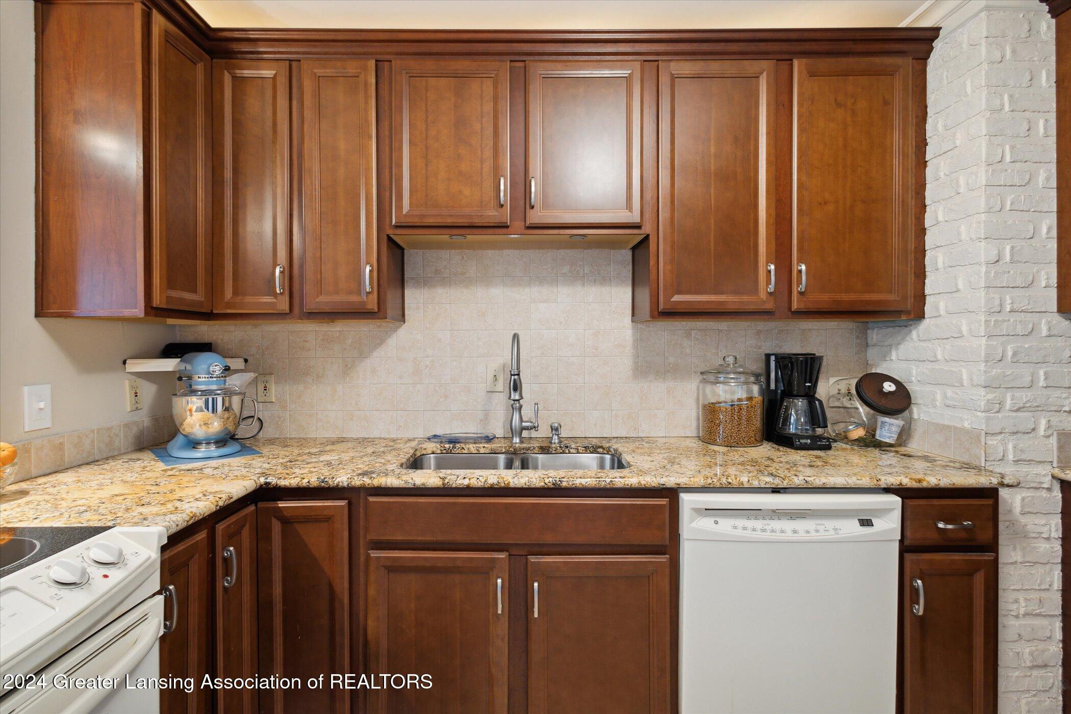 2510 Westbury Road Lansing, MI 48906 - Photo 20 of 39 1000013044