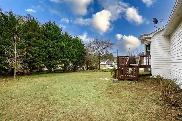 a view of a house with a yard