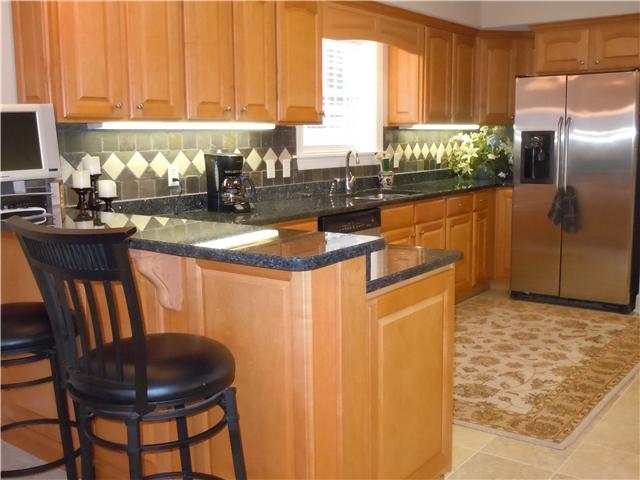 7100 Dale Ridge Road, Unit J4 Lancaster, TN 38569 - Photo 8 of 20 Tile backsplash, stainless steel appliances, unique granite...all TOP-NOTCH!