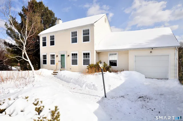 $525,500 | 7 Glen Hollow, East Granby, CT 06026
