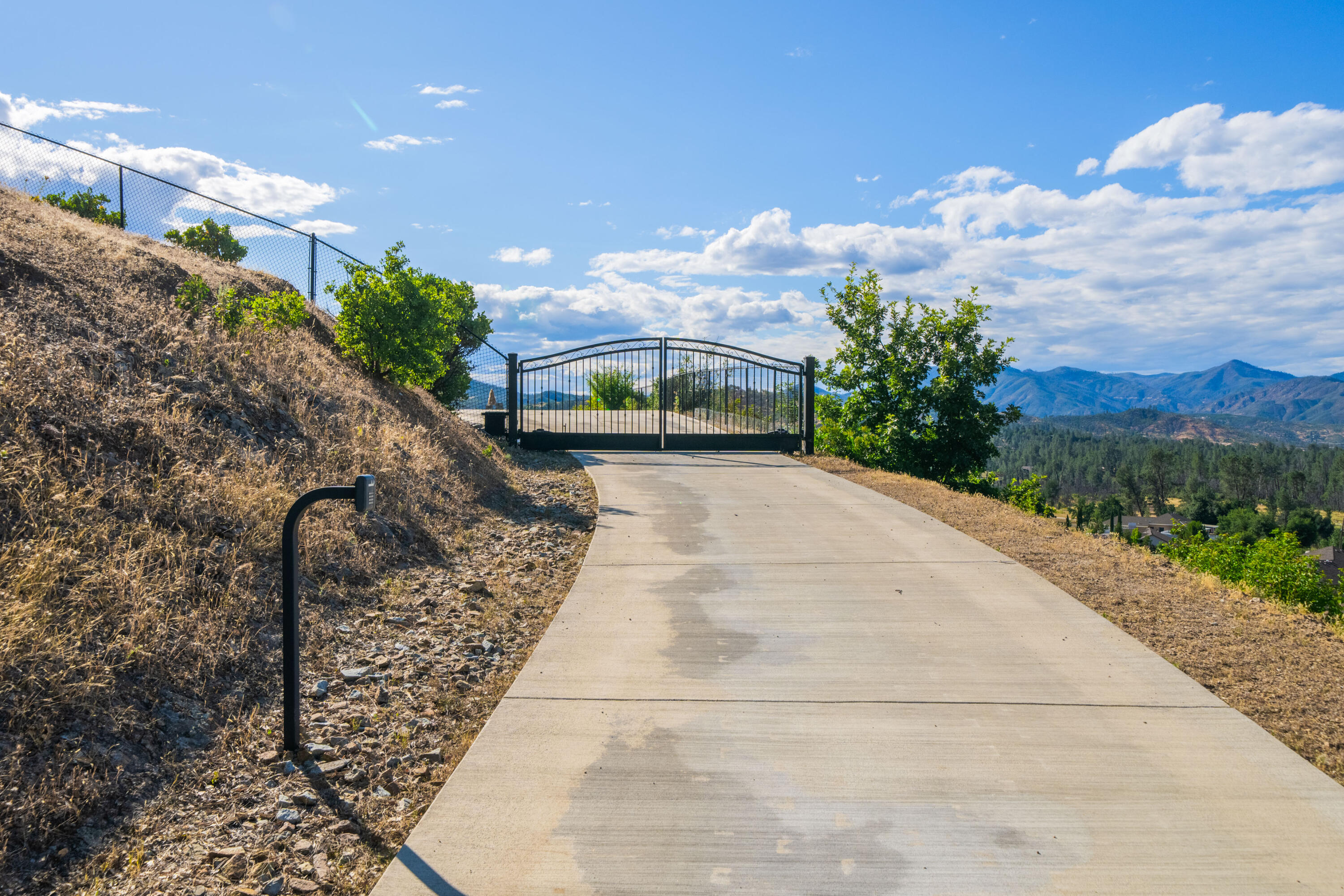 16275 Valparaiso Way Redding, CA 96001 - Photo 10 of 13 a view of a pathway with a yard