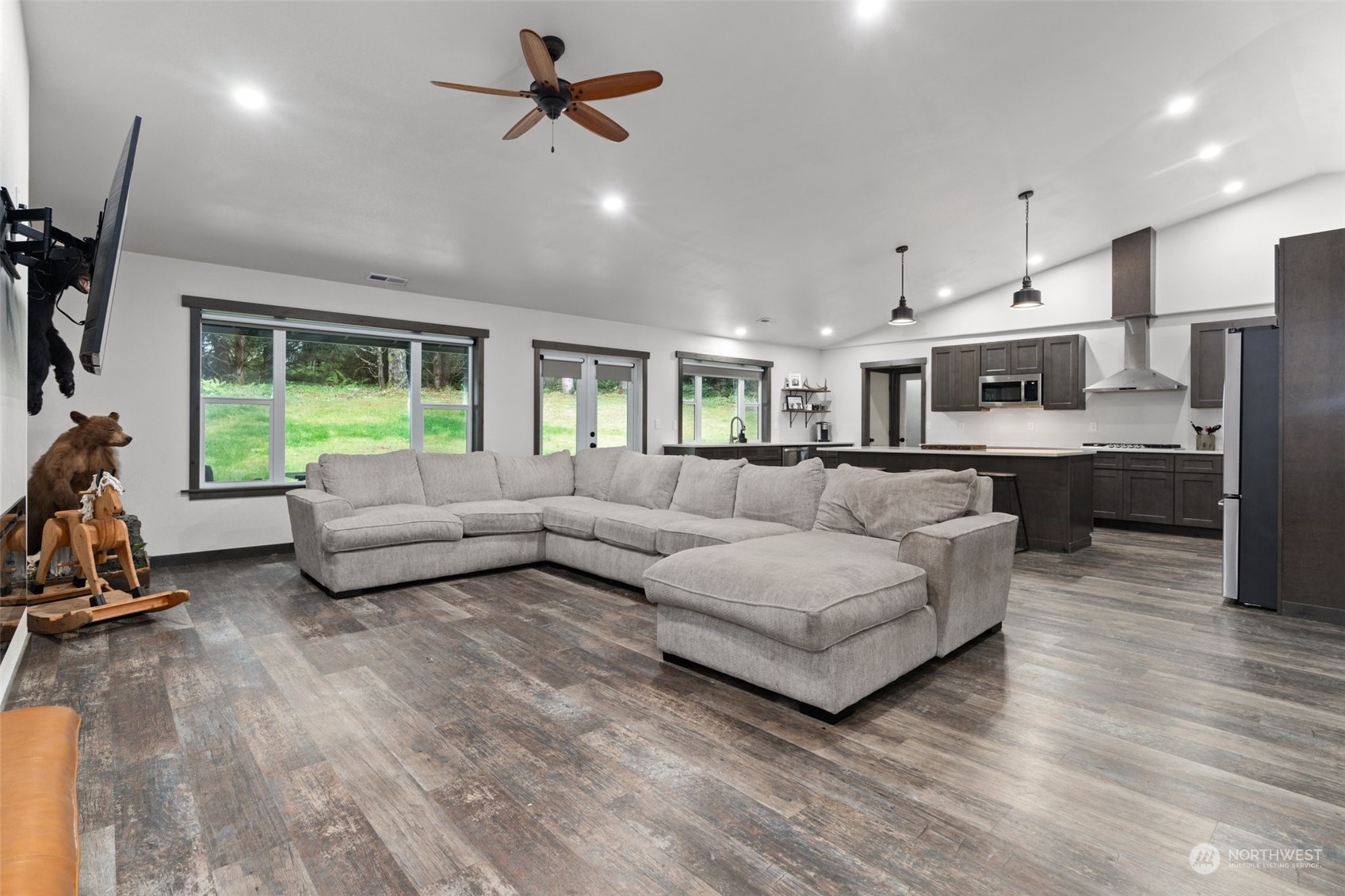 161 Spooner Road Chehalis, WA 98532 - Photo 25 of 39 a living room with furniture kitchen view and a large window