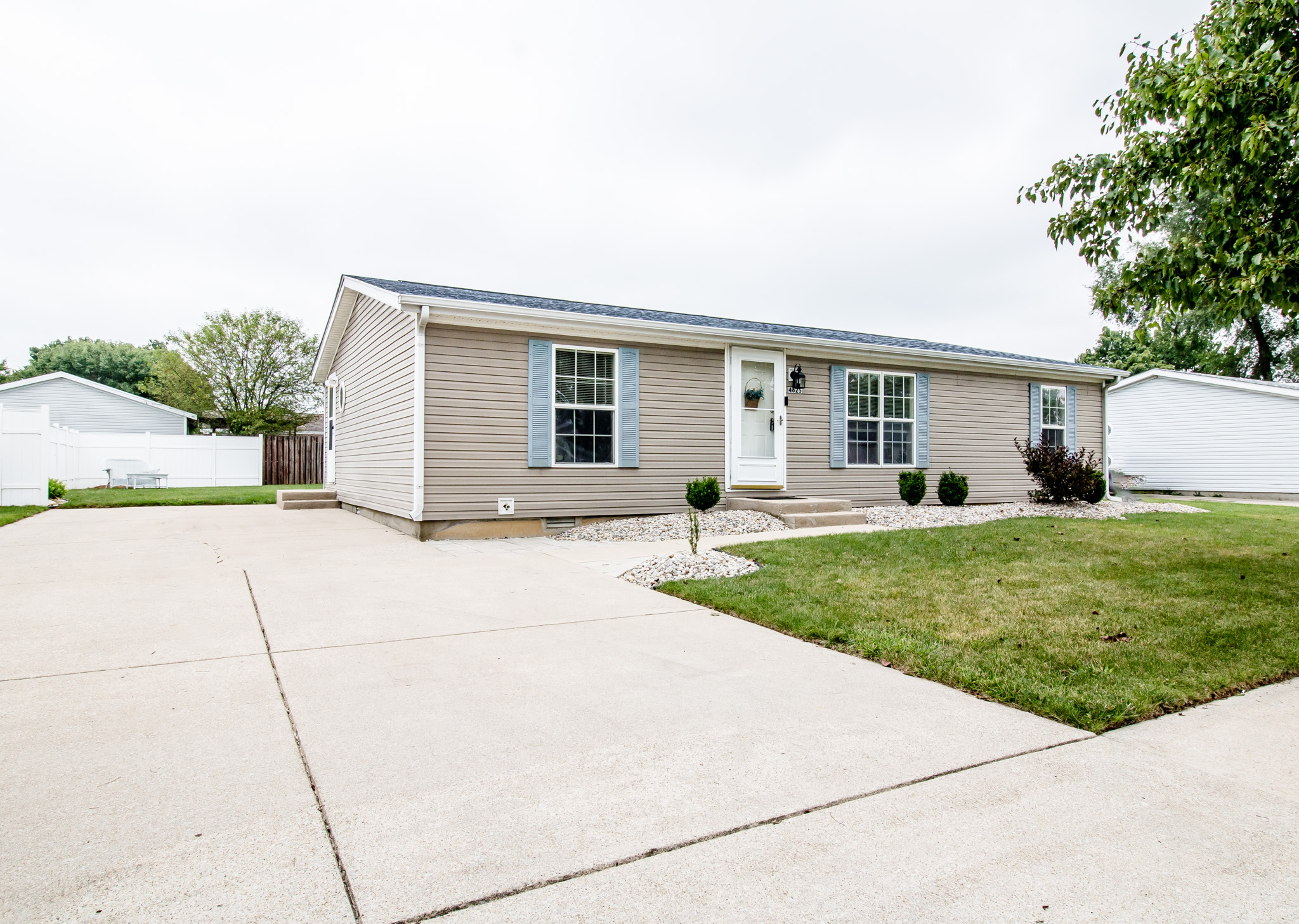 4625 Autumn Ridge Drive Columbus, IN 47203 - Photo 2 of 31