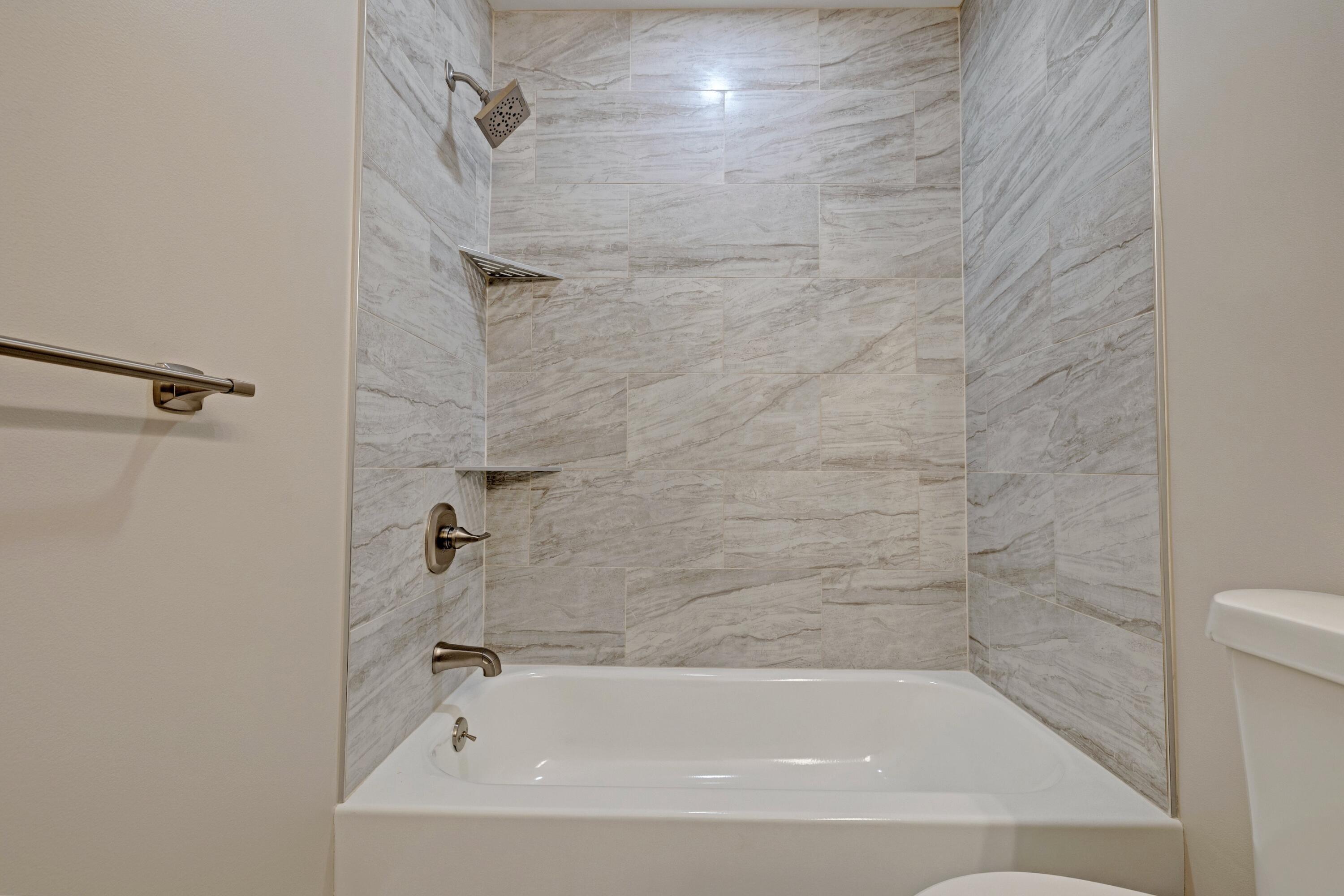 3636 Alida Avenue Rochester Hills, MI 48309 - Photo 14 of 40 14) Bathroom