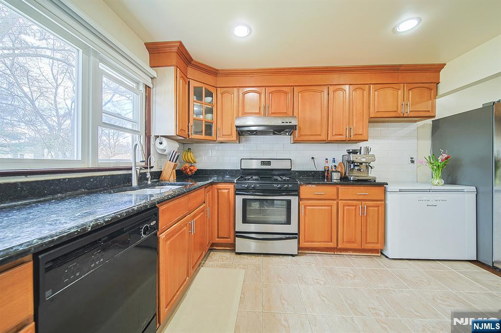907 Spring Valley Road Maywood, NJ 07607 - Photo 19 of 24