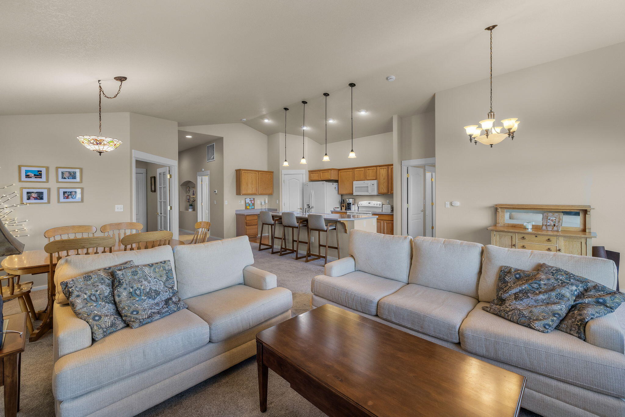 3626 Southwest 29th Street Redmond, OR 97756 - Photo 10 of 31 great room/living room