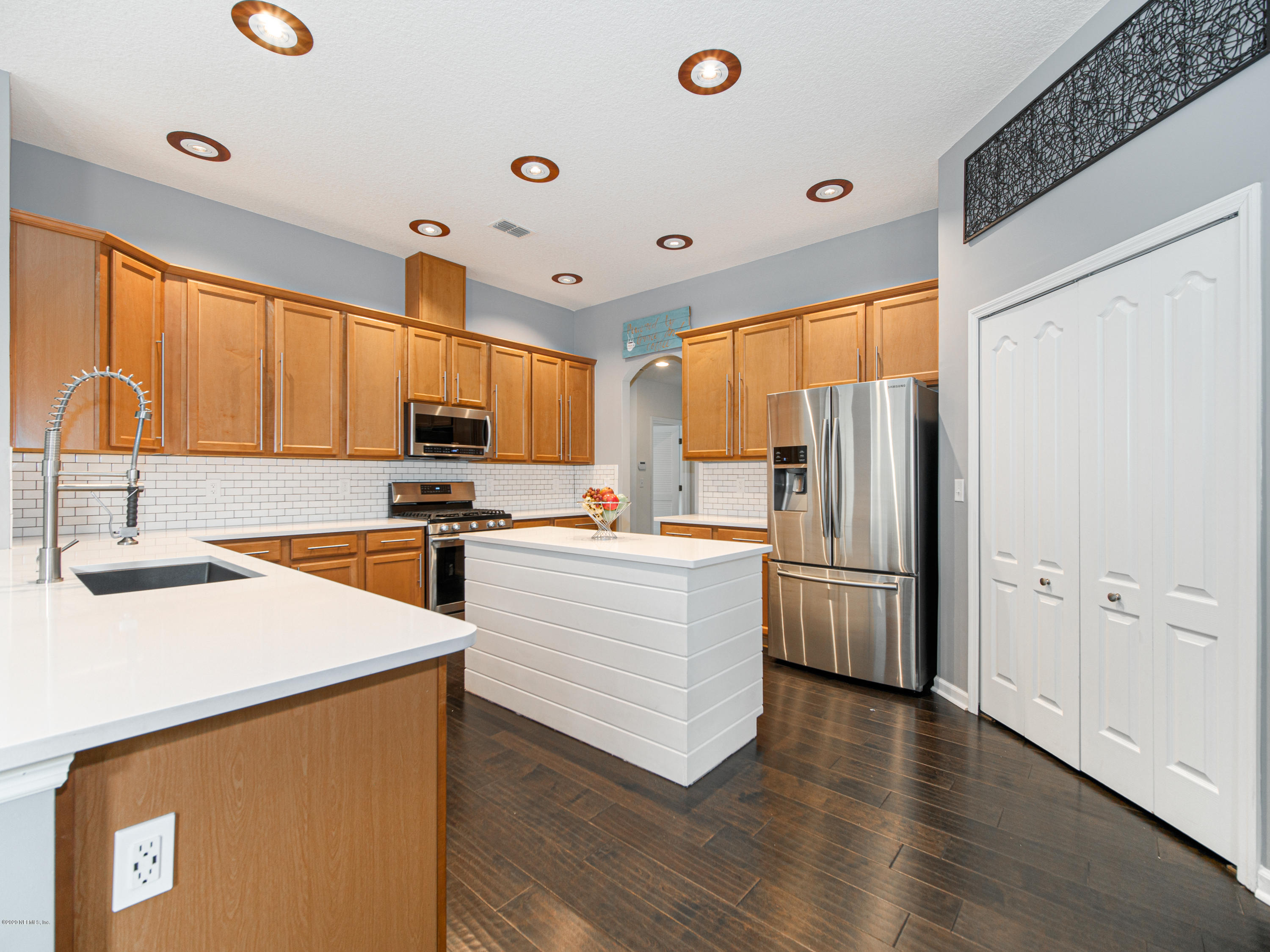 6152 White Tip Road Jacksonville, FL 32258 - Photo 5 of 44 QUARTZ Counters & Upgraded Faucet!