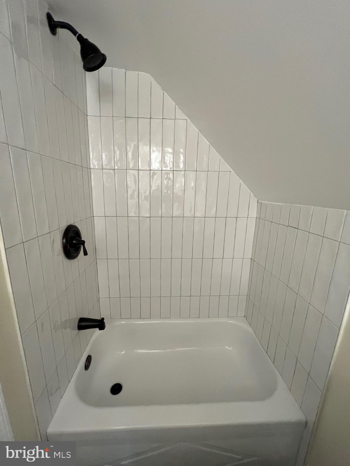 810 Quince Lane Secane, PA 19018 - Photo 40 of 44 a bathroom with a tub