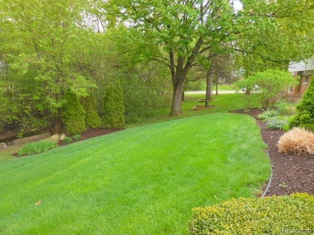 25551 Wykeshire Road Farmington Hills, MI 48336 - Photo 37 of 46