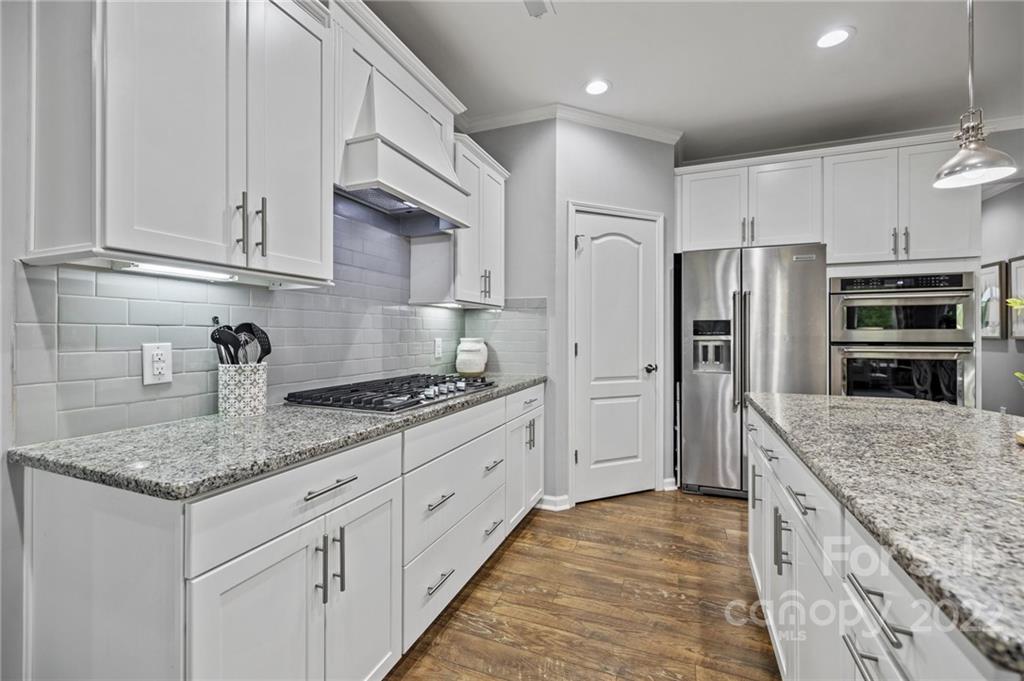 270 Hampton Trail Drive Fort Mill, SC 29708 - Photo 19 of 42 a kitchen with stainless steel appliances granite countertop a sink stove and refrigerator
