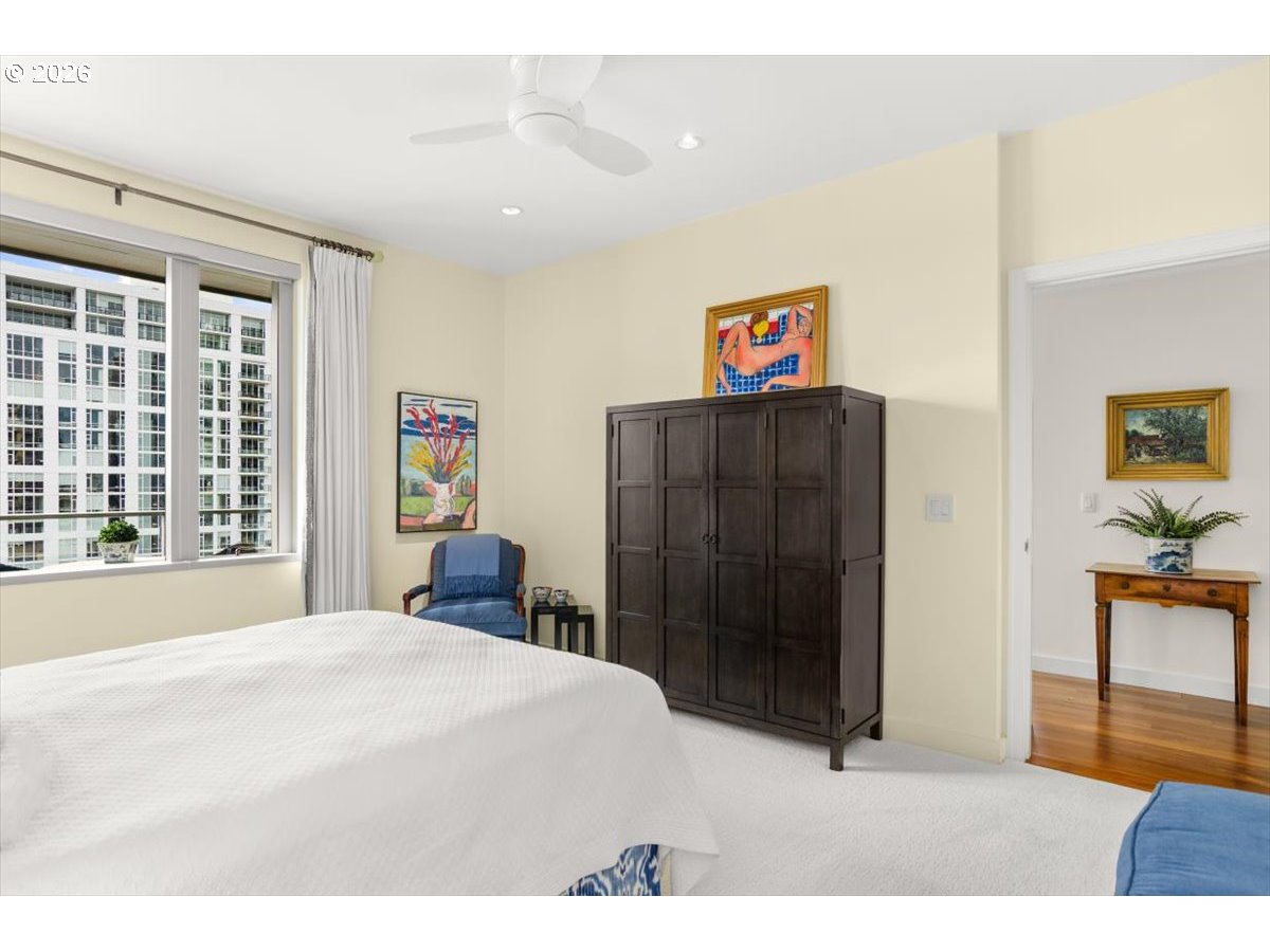 841 Southwest Gaines Street, Unit 1412 Portland, OR 97239 - Photo 21 of 41 Primary Bedroom