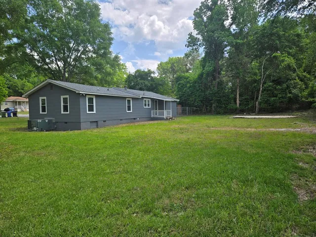 a view of a house with a backyard