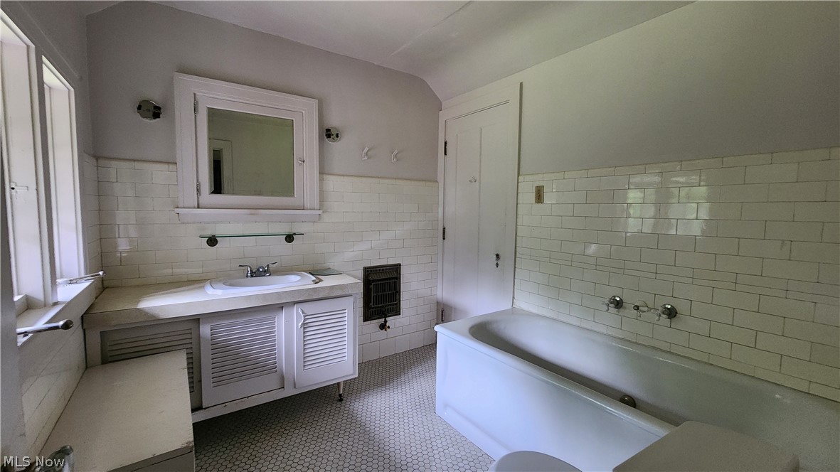 1910 Volney Road Youngstown, OH 44511 - Photo 22 of 37 Bathroom with subway tile