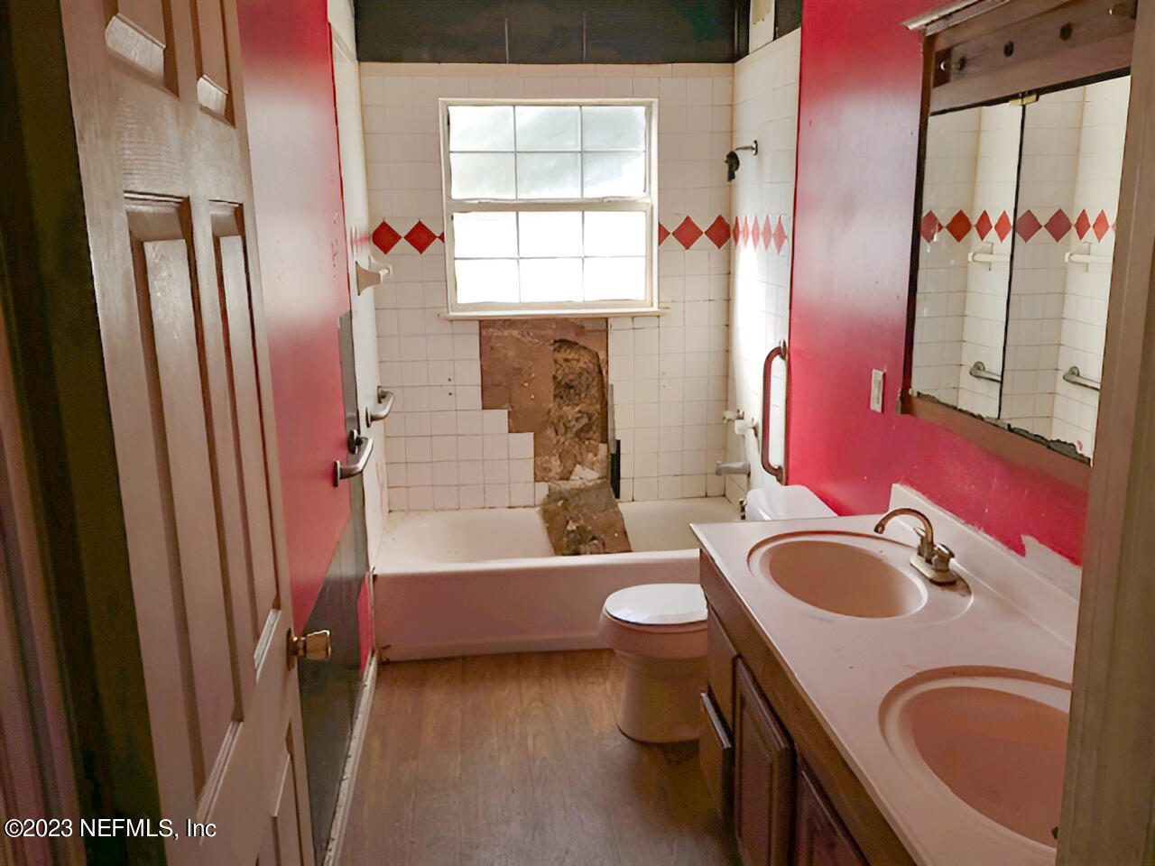 473402 Middle Road Hilliard, FL 32046 - Photo 16 of 23 Hallway Bathroom