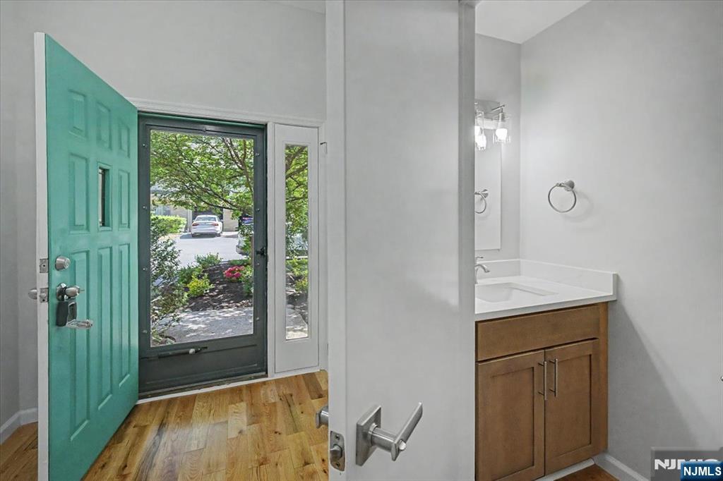 599 Apache Court Mahwah, NJ 07430 - Photo 2 of 25