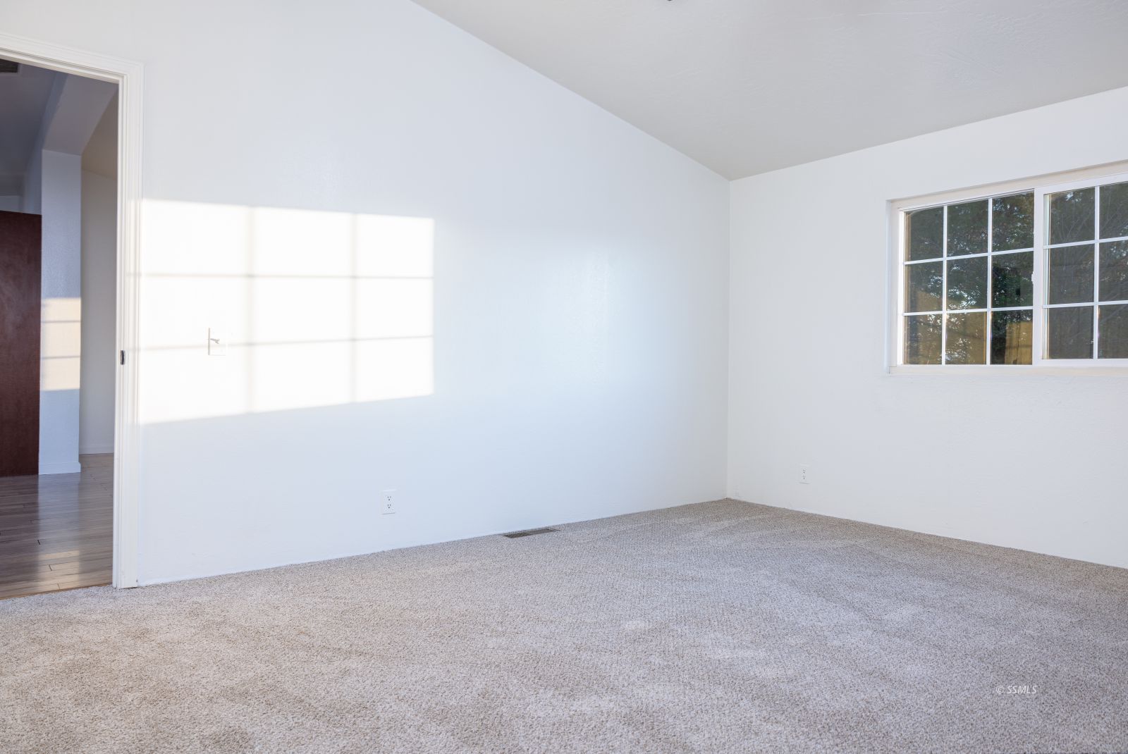 828 North Victor Street Ridgecrest, CA 93555 - Photo 16 of 50 an empty room with a window