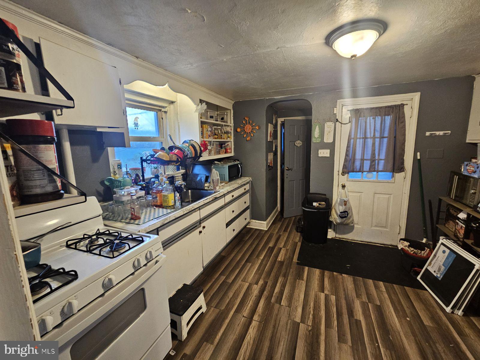 977 Edison Street York, PA 17403 - Photo 5 of 6 a kitchen with table and chairs