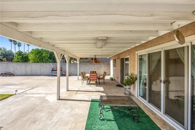 a picture of a black and white photo