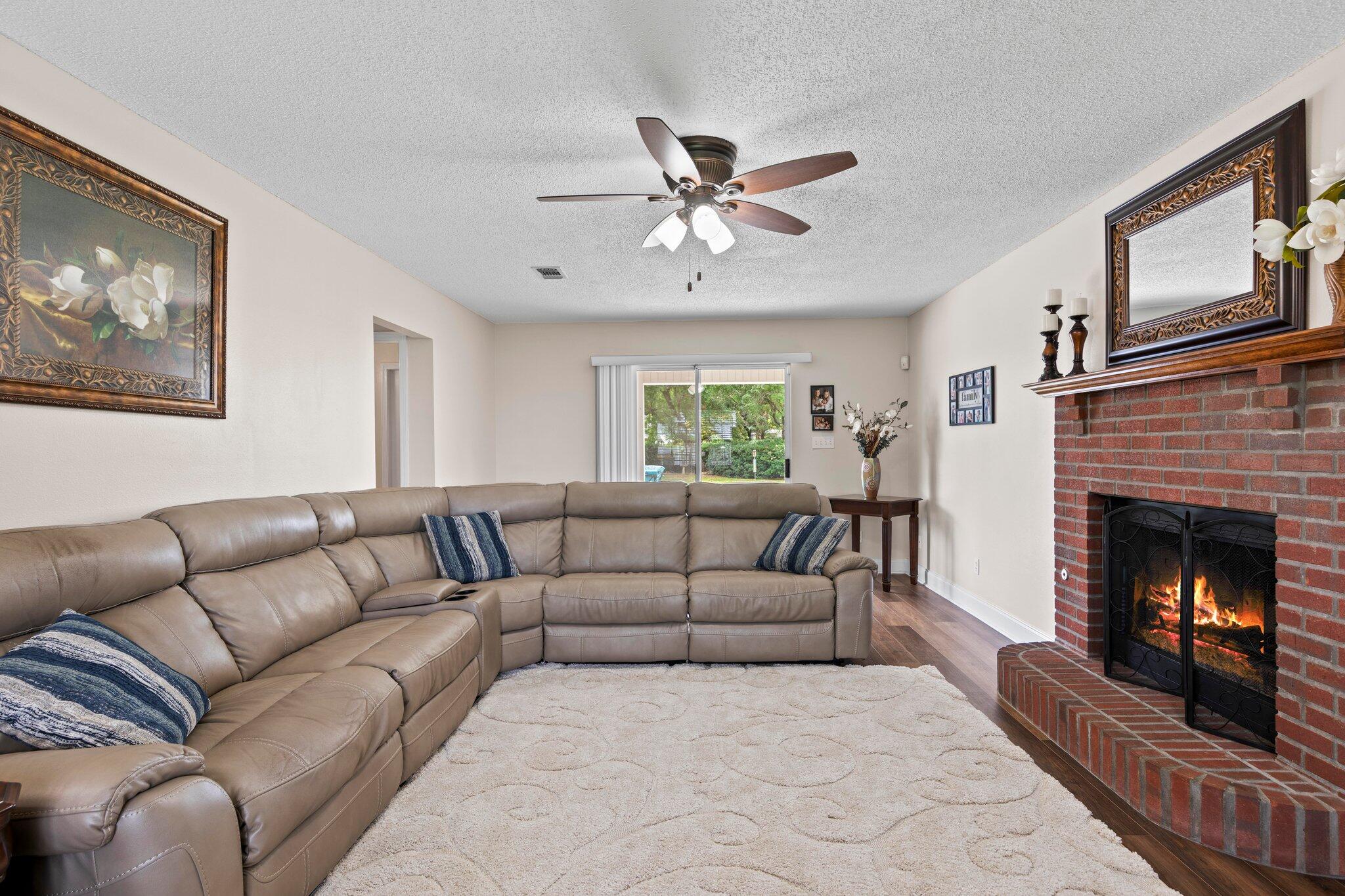 151 Ferry Road Northeast Fort Walton Beach, FL 32548 - Photo 30 of 95 Living Room